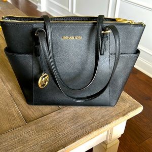 Brand new Michael Kors Jet Set Large Saffiano Leather Top-Zip Tote Bag